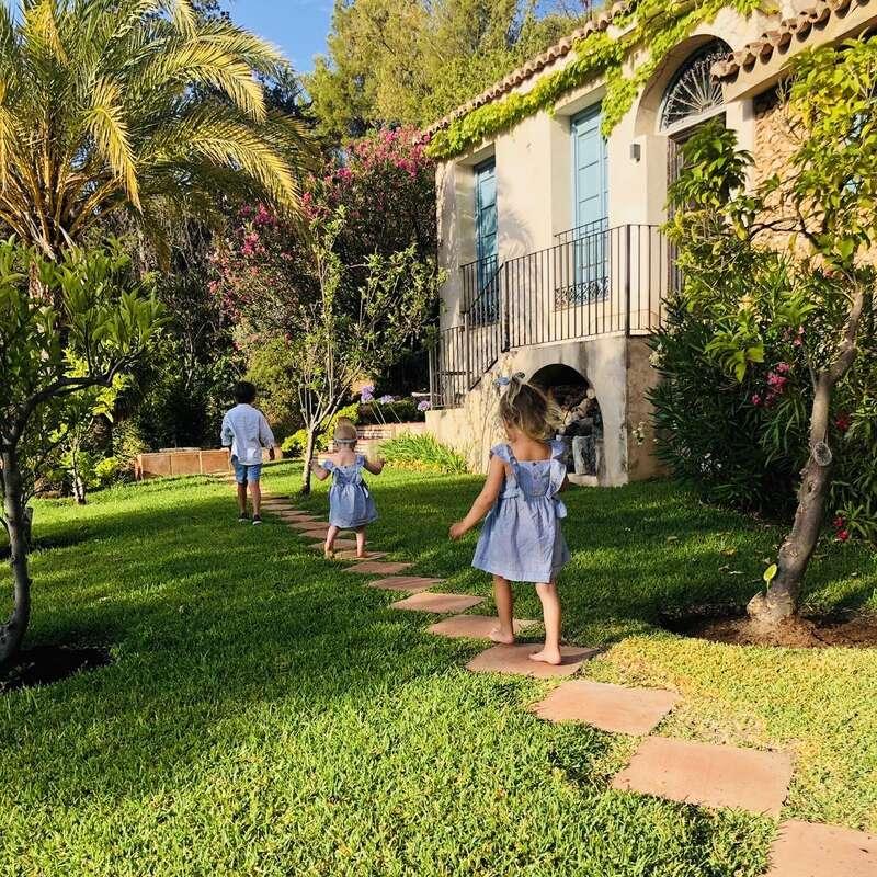 photo libre de droit, 3 enfant à l'extérieur